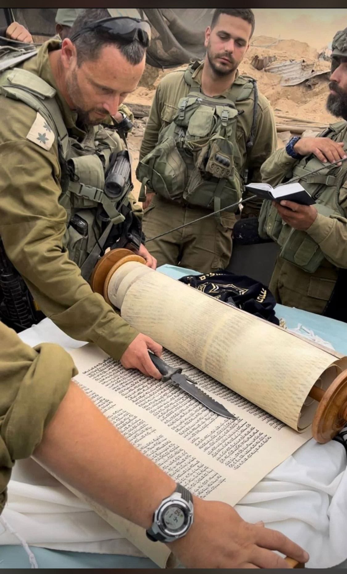 An Israeli soldier layns Torah using a knife as a yad.